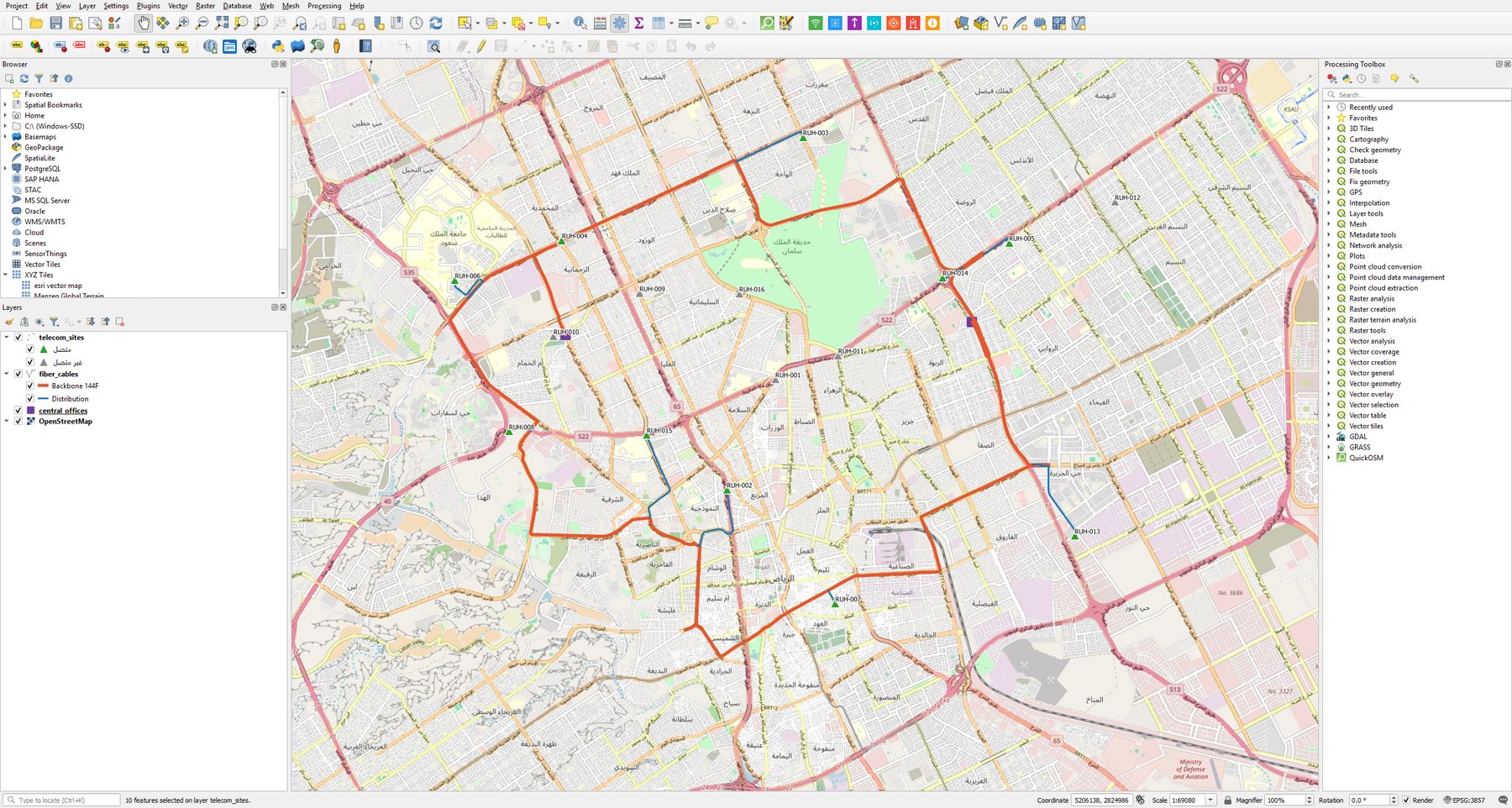 شبكة الألياف التدريبية فوق OpenStreetMap: الحلقة الرئيسية بالبرتقالي وكابلات التوزيع بالأزرق على مسارات الطرق، والمواقع المتصلة بالأخضر وغير المتصلة بالرمادي